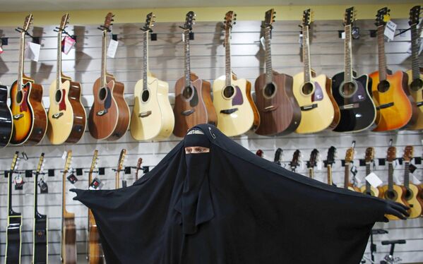 جيزيل ماري في محل تجاري يبيع الآلات الموسيقية - سبوتنيك عربي