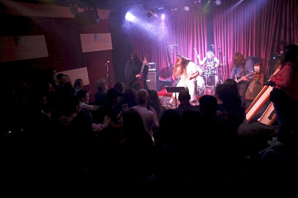 فرقة الفتاة المسلمة جيزيل ماري تقدم حفلا موسيقيا من نوع هيفي ميتال في البرازيل - سبوتنيك عربي