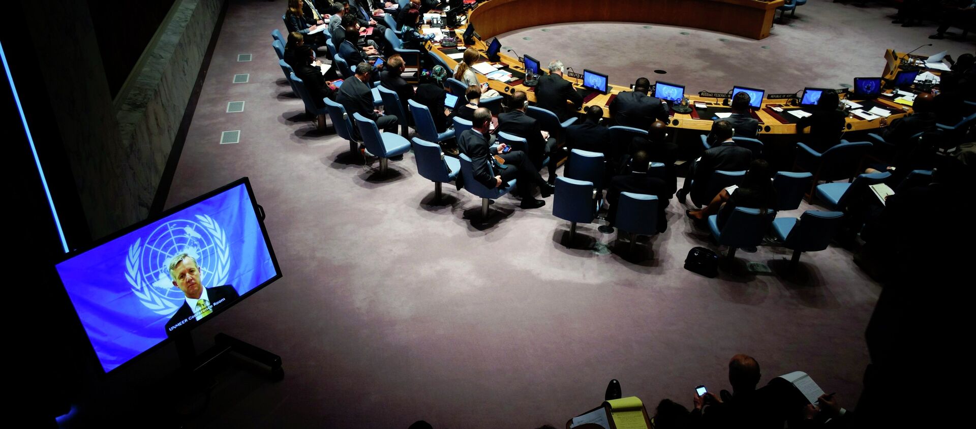 رئيس بعثة الامم المتحدة إيبولا أنتوني بانبوري (على الشاشة) يتحدث إلى أعضاء مجلس الأمن التابع للأمم المتحدة - سبوتنيك عربي, 1920, 08.07.2021