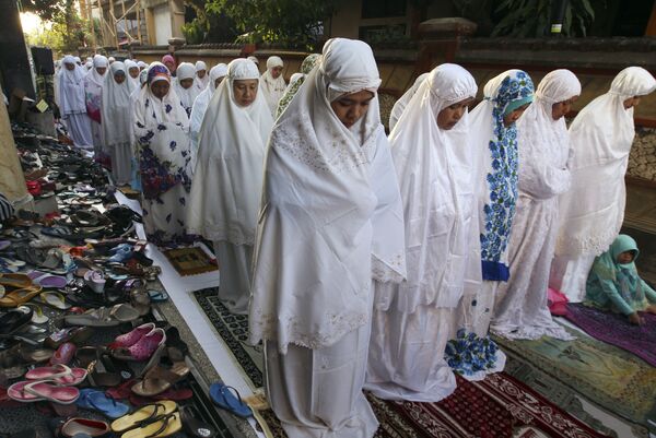 النساء المسلملات تصلين صلاة الفجر  خلال عيد الأضحى في إندونيسيا - سبوتنيك عربي