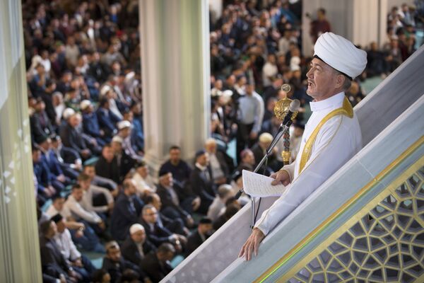 رئيس مجلس المفتين في روسيا الشيخ راوي عين الدين يلقي خطبة العيد في مسجد موسكو الكبير - سبوتنيك عربي