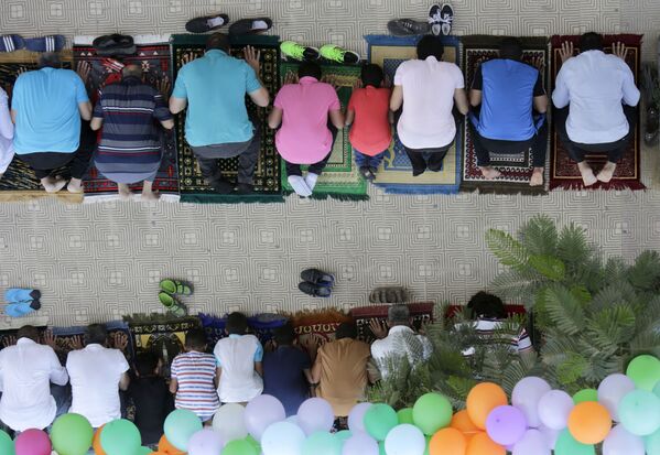 المصريون المسلمون خلال عيد الأضحى في القاهرة - سبوتنيك عربي