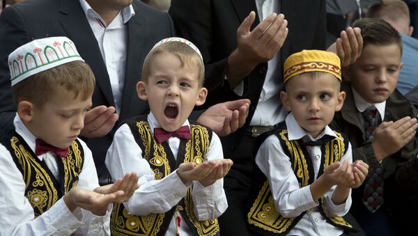 طفل يصلي في عيد الأضحى في كوسوفو - سبوتنيك عربي