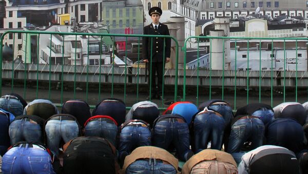 المسلمون يصلون في أحد شوارع موسكو، خلال عيد الأضحى المبارك. - سبوتنيك عربي