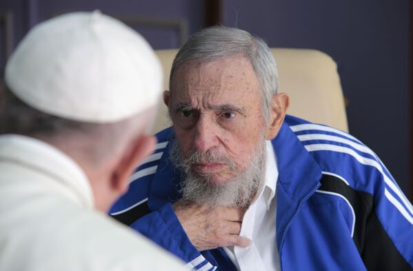 البابا فرانسيس يتحدث مع الزعيم الكوبي فيدل كاسترو - سبوتنيك عربي
