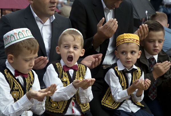 أطفال يتوجهون إلى الله بالدعاء يوم عيد الأضحى المبارك، كوسوفو - سبوتنيك عربي