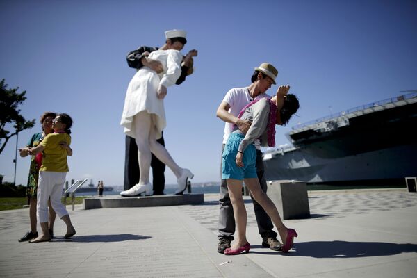 تمثال لبحار وممرضة يقبلون بعضهم في سان دييغو - سبوتنيك عربي
