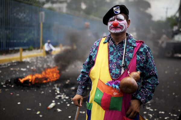 رجل في ماكياج مهرج خلال احتجاجات في سان سلفادور، السلفادور. - سبوتنيك عربي