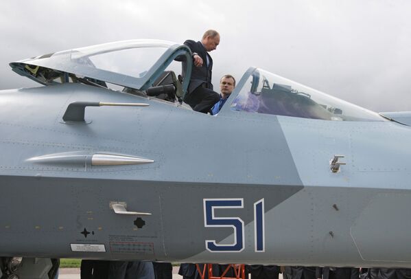17 يونيو/ حزيران عام  2010 ، حينها، رئيس الوزراء الروسي، فلاديمير بوتين أثناء اختبار تجريبي لمقاتلة الجيل الخامس T-50 - سبوتنيك عربي