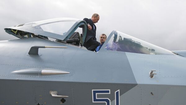 17 يونيو/ حزيران عام  2010 ، حينها، رئيس الوزراء الروسي، فلاديمير بوتين أثناء اختبار تجريبي لمقاتلة الجيل الخامس T-50 - سبوتنيك عربي
