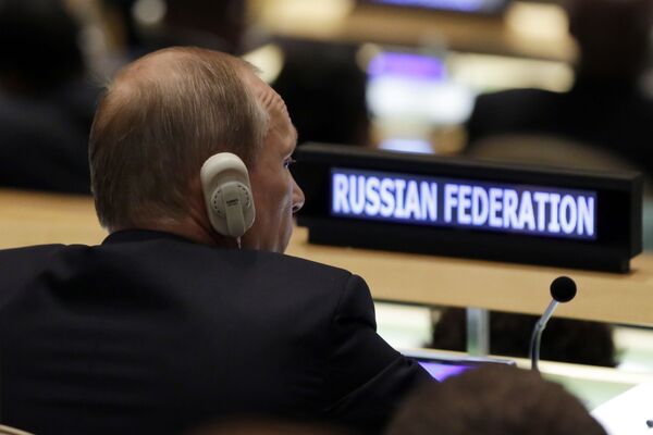 الرئيس الروسي فلاديمير بوتين أثناء جلسة الدورة الـ70 للجمعية العامة للأمم المتحدة - سبوتنيك عربي