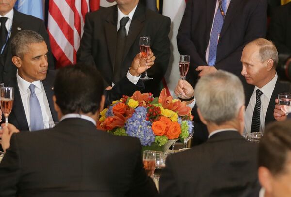الرئيس الروسي فلاديمير بوتين والرئيس الأمريكي باراك أوباما أثناء وجبة الفطور الرسمية المنظمة من قبل الأمين العام للأمم المتحدة بان كي مون على شرف رؤساء الوفود المشاركة في الدورة الـ70 للجمعية العامة للأمم المتحدة في نيويورك - سبوتنيك عربي