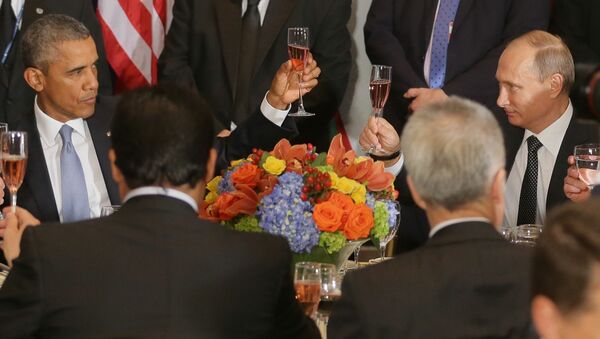 الرئيس الروسي فلاديمير بوتين والرئيس الأمريكي باراك أوباما أثناء وجبة الفطور الرسمية المنظمة من قبل الأمين العام للأمم المتحدة بان كي مون على شرف رؤساء الوفود المشاركة في الدورة الـ70 للجمعية العامة للأمم المتحدة في نيويورك - سبوتنيك عربي