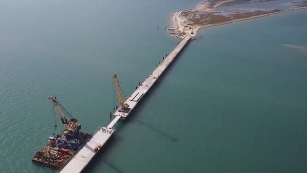 طائرة بدون طيّار تلتقط مشهداً خلاباً لجسر سيربط شبه جزيرة القرم بروسيا - سبوتنيك عربي
