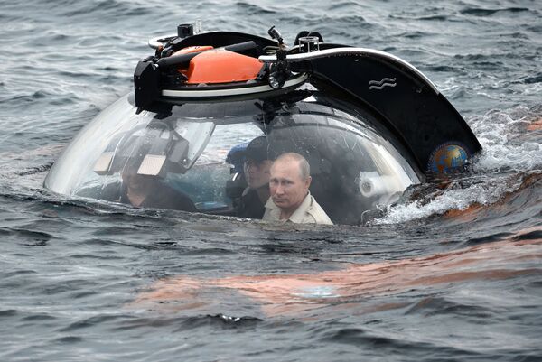 الرئيس الروسي فلاديمير بوتين يغوص على متن غواصة الأعماق إلى السفينة القديمة الغارقة بالقرب من سيفاستوبول - سبوتنيك عربي