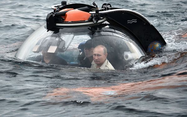 الرئيس الروسي فلاديمير بوتين يغوص على متن غواصة الأعماق إلى السفينة القديمة الغارقة بالقرب من سيفاستوبول - سبوتنيك عربي