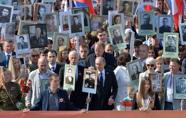 فلاديمير بوتين يقود مسيرة المنظمة الإقليمية الوطنية فوج موسكو الخالد في الساحة الحمراء - سبوتنيك عربي