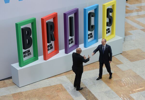 رئيس جمهورية جنوب أفريقيا جيكوب زوما والرئيس الروسي فلاديمير بوتين أثناء مراسم الترحيب بزعماء بريكس - سبوتنيك عربي