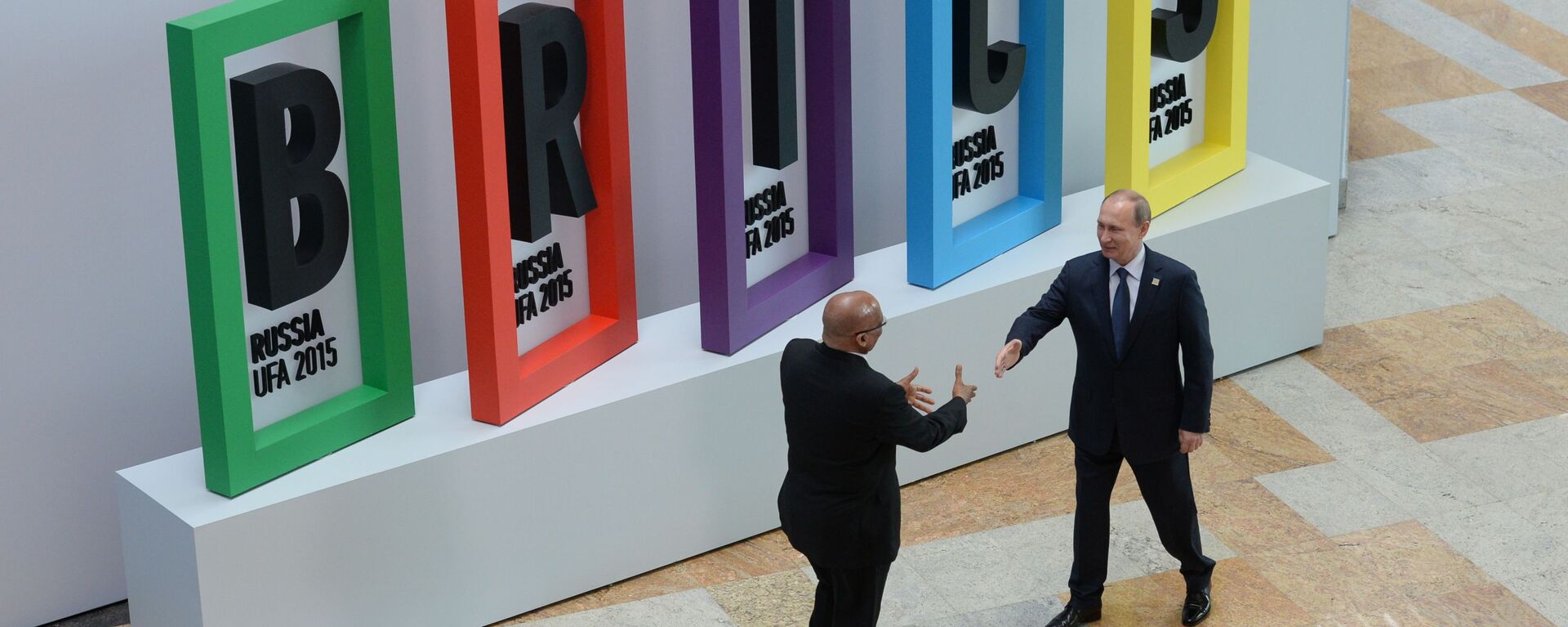 رئيس جمهورية جنوب أفريقيا جيكوب زوما والرئيس الروسي فلاديمير بوتين أثناء مراسم الترحيب بزعماء بريكس - سبوتنيك عربي, 1920, 08.04.2023