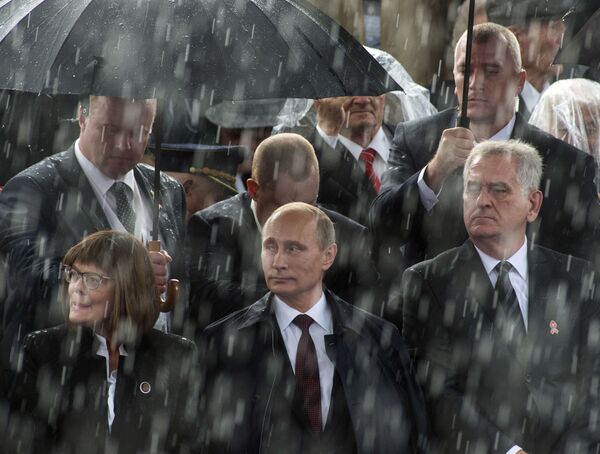 الرئيس الروسي فلاديمير بوتين والرئيس الصربي توميسلاف نيكوليتش خلال العرض العسكري خطوة المنتصر في بيلغراد بمناسبة الذكرى الـ70 لتحرير المدينة من الاحتلال الألماني الفاشي - سبوتنيك عربي