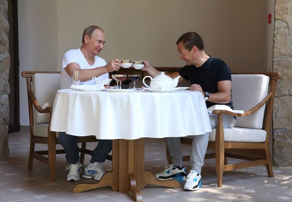 الرئيس الروسي فلاديمير بوتين ورئيس الوزراء دميتري ميدفيديف في سوتشي - سبوتنيك عربي