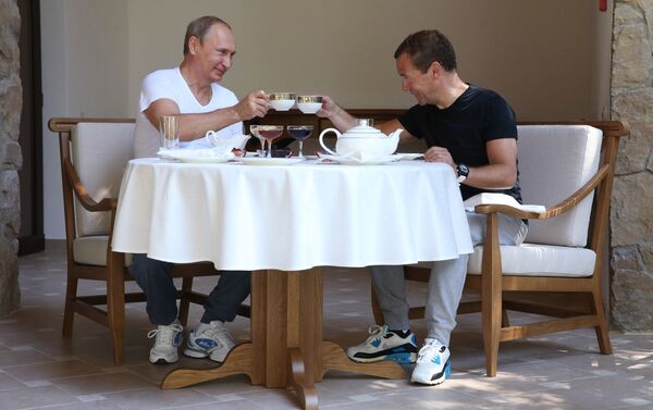 الرئيس الروسي فلاديمير بوتين ورئيس الوزراء دميتري ميدفيديف في سوتشي - سبوتنيك عربي