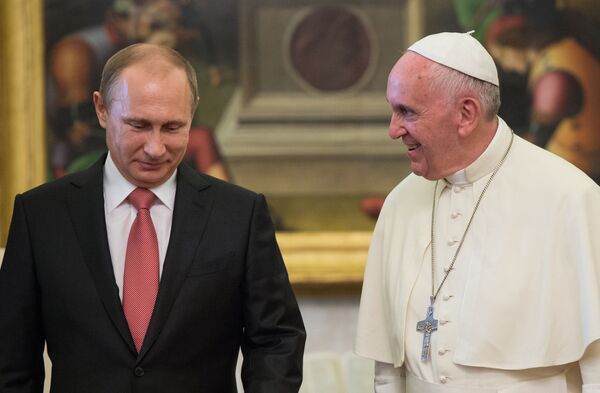 الرئيس الروسي فلاديمير بوتين والبابا فرانسيس خلال لقائهما في الفاتيكان - سبوتنيك عربي