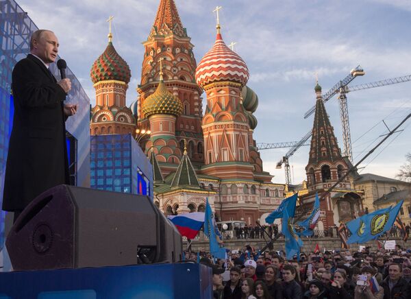 الرئيس الروسي فلاديمير بوتين يلقي كلمة في حفل نحن معا في موسكو بمناسبة الذكرى الأولى لانضمام القرم إلى روسيا - سبوتنيك عربي