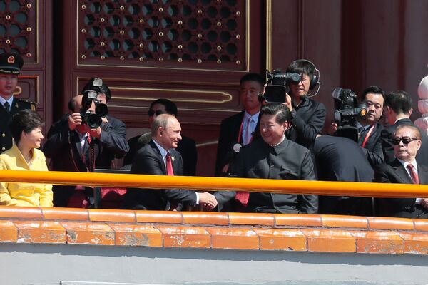 الرئيس الروسي فلاديمير بوتين والرئيس الصيني شي جين بينغ قبل بدء العرض العسكري في بكين بمناسبة الذكرى الـ70 لنهاية الحرب العالمية الثانية - سبوتنيك عربي