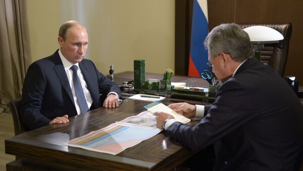 الرئيس فلاديمير بوتين يستمع إلى وزير الدفاع سيرغي شويغو - سبوتنيك عربي