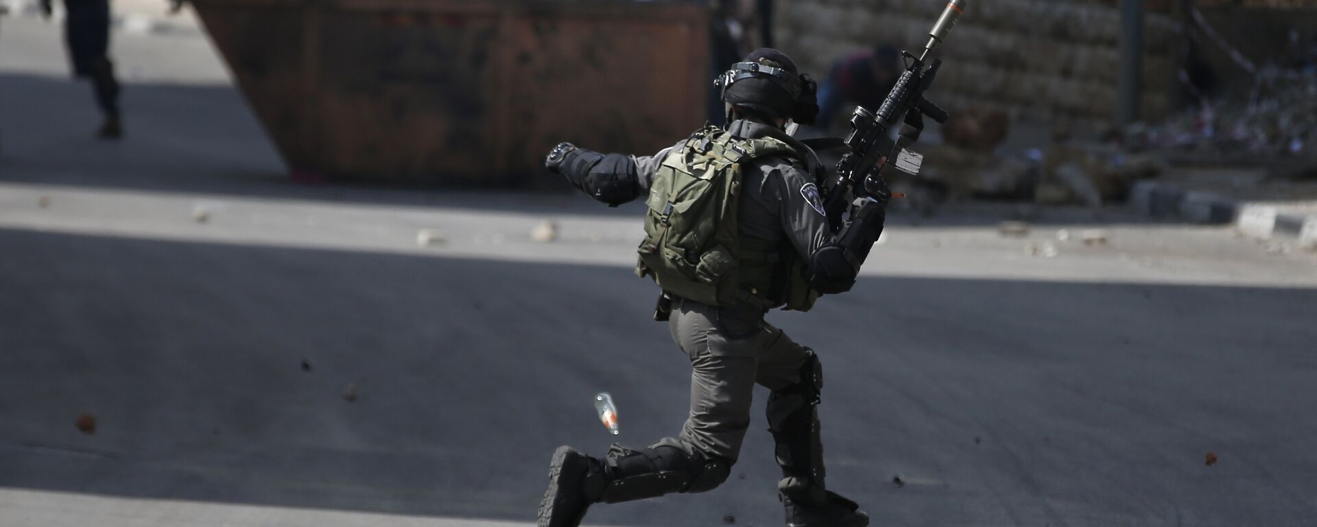 اشتباكات بيت قوات الشرطة الإسرائيلية والفلسطينيين في الضفة الغربية - سبوتنيك عربي, 1920, 10.04.2022