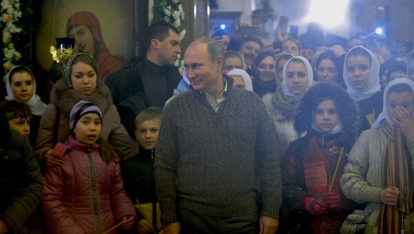 الرئيس الروسي فلاديمير بوتين يصلي مع المواطنين في احدى كنائس ريف فورونيج - سبوتنيك عربي