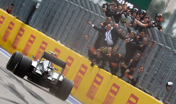 فريق مرسيدس البريطاني لويس هاملتون أثناء سباق جائزة روسيا الكبرى لـفورمولا-1 في سوتشي - سبوتنيك عربي
