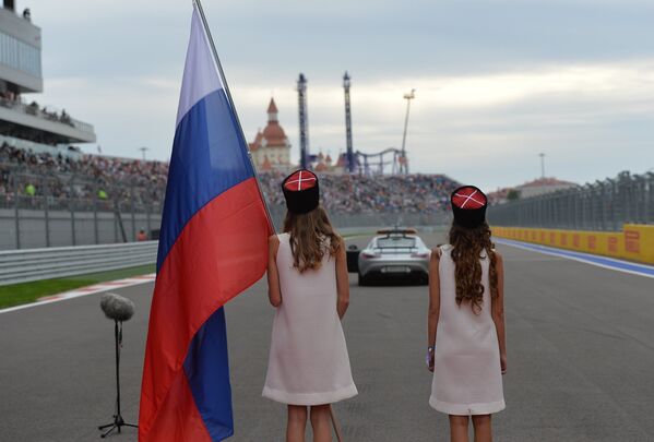 فتيات فورمولا-1 أثناء سباق جائزة روسيا الكبرى لـفورمولا-1 في سوتشي. - سبوتنيك عربي