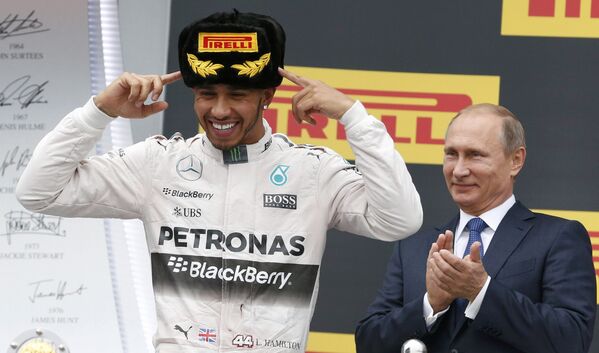 الرئيس فلاديمير بوتين يشاهد احتفال المتسابق البريطاني لويس هاملتون بفوزه بجائزة روسيا الكبرى لـ فورمولا-1 في سوتشي. - سبوتنيك عربي
