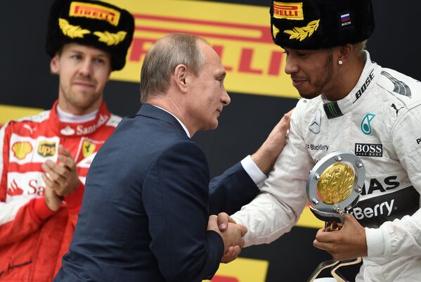الرئيس فلاديمير بوتين يشاهد احتفال المتسابق البريطاني لويس هاملتون بفوزه بجائزة روسيا الكبرى لـ فورمولا-1 في سوتشي. - سبوتنيك عربي