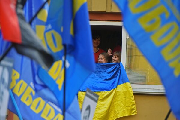 المواطنون أثناء مسيرة الأبطال في كييف - سبوتنيك عربي