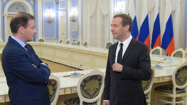 دميتري ميدفيديف  يتحدث لمندوب التلفزيون الروسي - سبوتنيك عربي