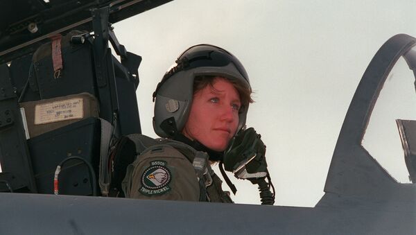  جيني فلين أول  طيار امرأة على متن المقاتلة F-15E - سبوتنيك عربي