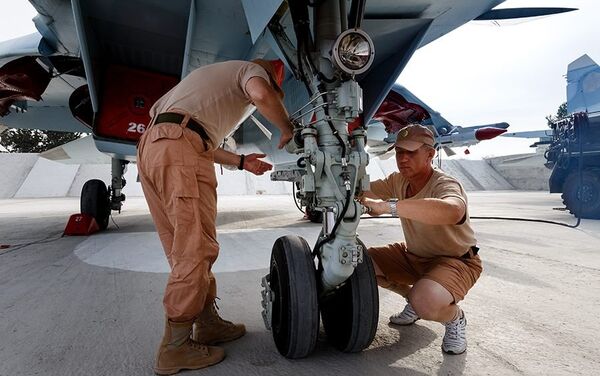 المهندسون الروس يفحصون الطائرات الروسية قبل ضربها التنظيمات الإرهابية - سبوتنيك عربي