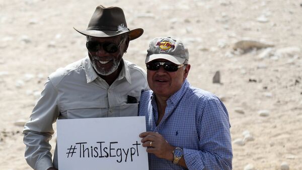 الممثل الأمريكي مورجان فريمان  ووزير السياحة المصري هشام زعزوع - سبوتنيك عربي