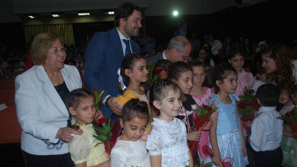زيارة وفد برلماني روسي لمدرسة ابناء الشهداء في دمشق - سبوتنيك عربي