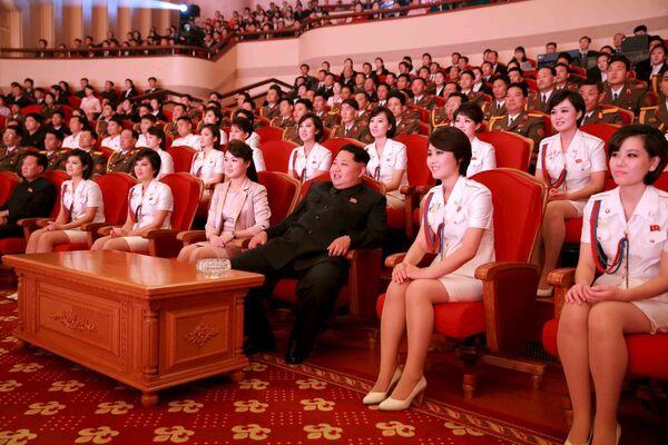 زعيم كوريا الشمالية كيم تشين نير وزوجته خلال فعالية الاحتفال بالذكرى الـ 70 لتأسيس حزب العمال الكوري - سبوتنيك عربي
