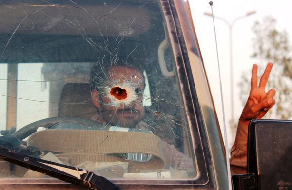جندي يمني في سيارة مصابة بالرصاص في مدينة مأرب ويرفع إشارة النصر - سبوتنيك عربي