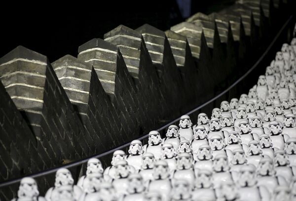 500 شخص يرتدون زي شخصية Stormtrooper من فيلم حرب النجوم، وذلك خلال فعالية ترويجية لإصدار الفيلم الجديد Star Wars: The Force Awakens. - سبوتنيك عربي