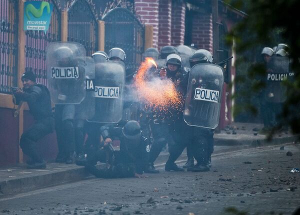 أفراد الشرطة أثناء الاشتباكات مع مواطنين مدينة اللِّمون في نيكاراجوا - سبوتنيك عربي
