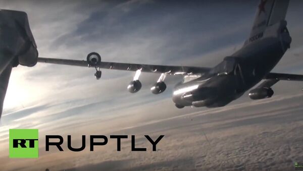إليوشا إيل-78 يزود سوخوي سو-24م بالوقود في علي السماء - سبوتنيك عربي