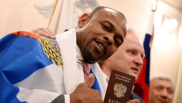 الملاكم روي جونس يبرز بطاقة هويته الروسية - سبوتنيك عربي