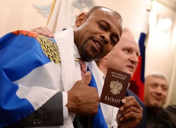 الملاكم الأمريكي روي جونز يحمل جوازه الروسي - سبوتنيك عربي