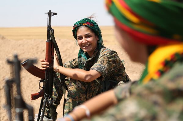 الجميلات الكرديات في صفوف البيشمركة - سبوتنيك عربي